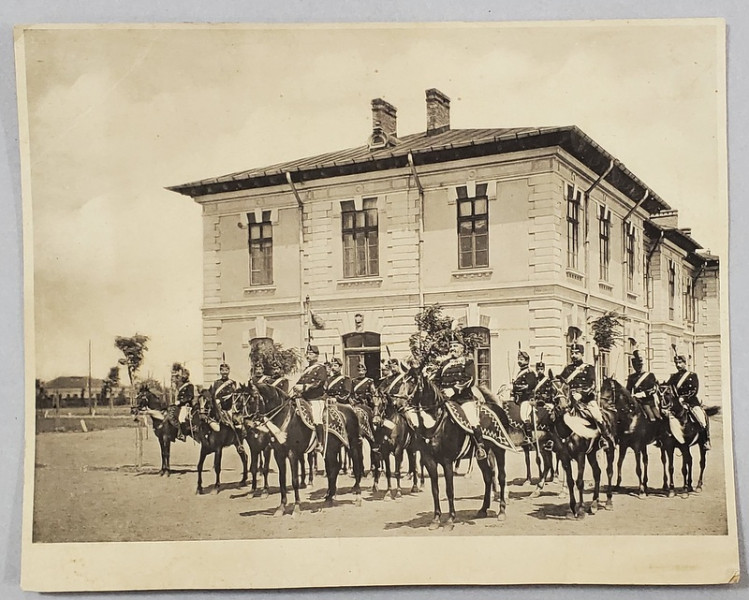 PLUTON DE CAVALERISTI , IN FATA UNEI CLADIRI , FOTOGRAFIE DE GRUP , REPRODUSA ,  INTERBELICA