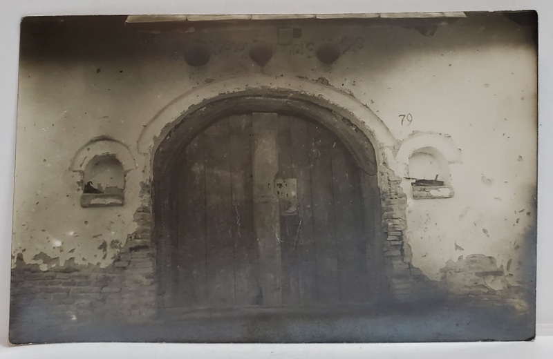 POARTA UNEI CRAME DIN BUDESTI , DIN 1844 , FOTOGRAFIE TIP CARTE POSTALA , INTERBELICA