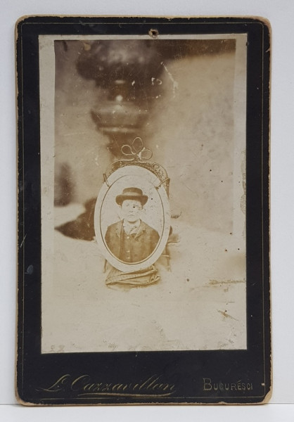 PORTRET DE FEMEIE IN MEDALION , FOTOGRAFIE TIP CABINET , SFARSITUL SEC. XIX
