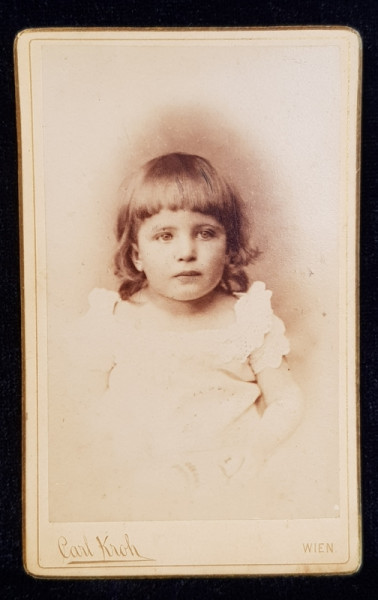 PORTRET DE FETITA , FOTOGRAFIE TIP C.D.V. , LIPITA PE CARTON , MONOCROMA, ATELIER CARL KROH . VIENA , CCA. 1900