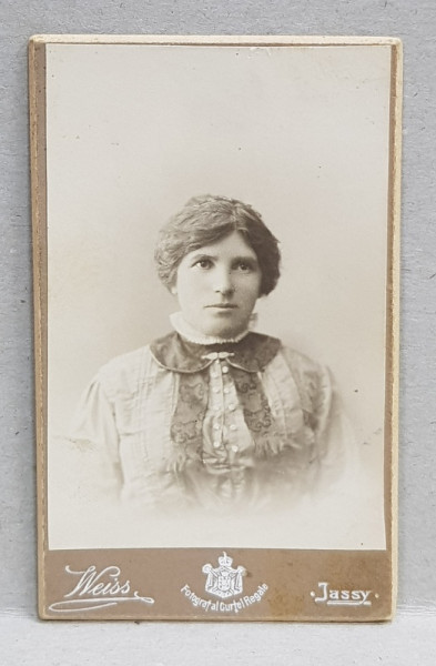 PORTRETUL UNEI DOAMNE , FOTOGRAFIE TIP C.D.V. , STUDIO WEISS , IASI , PE CARTON , MONOCROMA, , CCA. 1900