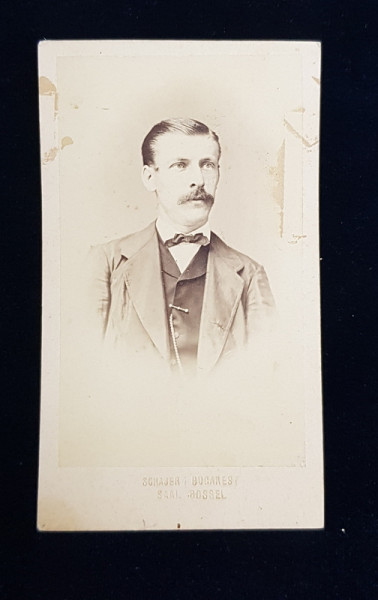 PORTRETUL UNUI BARBAT , FOTOGRAFIE TIP C.D.V. , MONOCROMA, PE HARTIE LUCIOASA , LIPITA PE CARTON , SFARSITUL SECOLULUI XIX