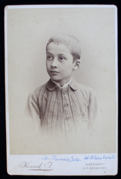 PORTRETUL UNUI COPIL DE VARSTA SCOLARA , FOTOGRAFIE LIPITA PE CARTON , PE HARTIE LUCIOASA , CCA. 1900