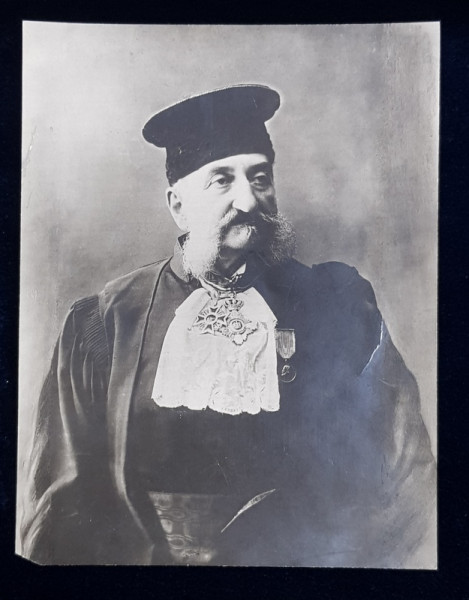 PORTRETUL UNUI INALT MAGISTRAT , IN UNIFORMA OFICIALA CU DECORATII , FOTOGRAFIE MONOCROMA, PE HARTIE CRETATA , PERIOADA INTERBELICA , LIPSA COLTUL DIN STANGA JOS *