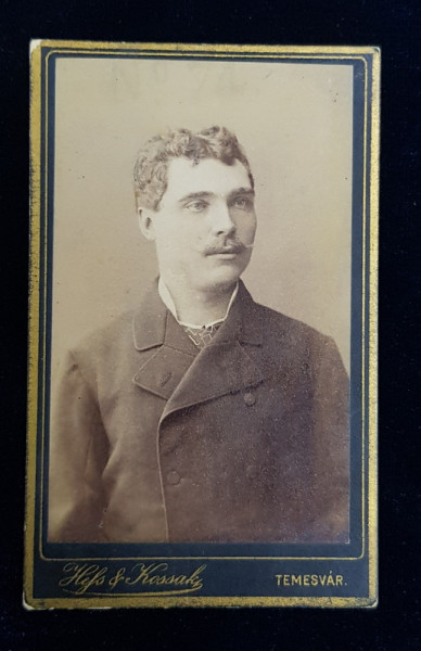 PORTRETUL UNUI TANAR , FOTOGRAFIE TIP C.D.V. , MONOCROMA, LIPITA PE CARTON , HARTIE LUCIOASA , CCA. 1900