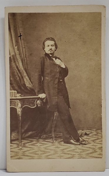 PORTRETUL UNUI TANAR GERMAN , IN STUDIO , FOTOGRAFIE C.D.V. , SFARSITUL SEC. XIX
