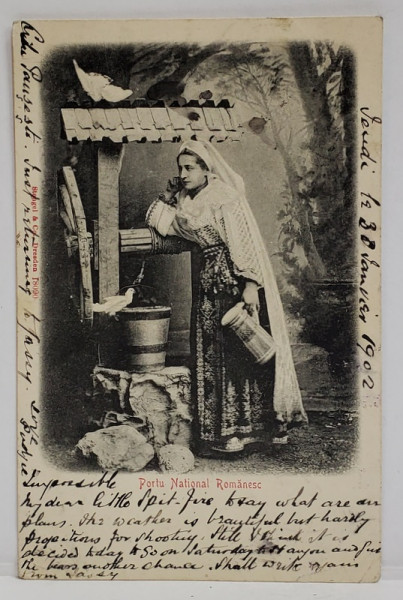 PORTU NATIONAL ROMANESC , FEMEIE IN COSTUM POPULAR LA FANTANA , IN STUDIO , CARTE POSTALA , CLASICA