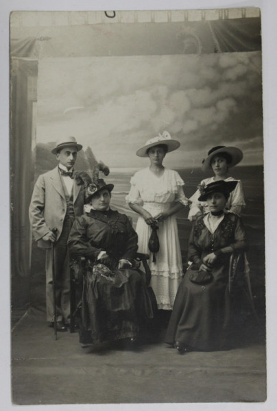 POZA DE FAMILIE IN STUDIO , DECOR MARITIM , CARTE POSTALA , INTERBELICA