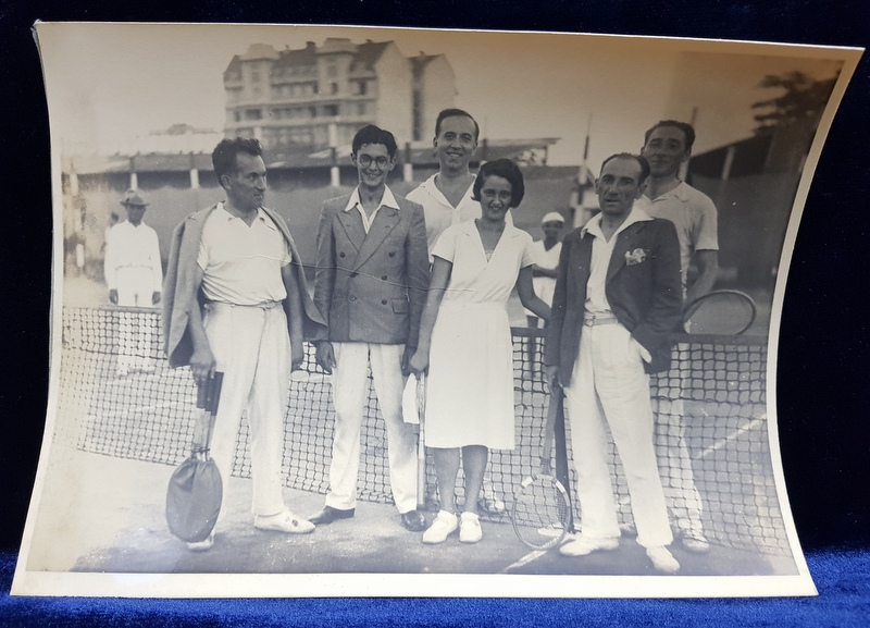 POZA DE GRUP CU TENISMENI , LANGA FILEU , FOTOGRAFIE MONOCROMA , CU OCAZIA CEFERIADEI 1940 , MARGINEA DIN STANGA PREIZNTA PE VERSO URME DE LIPITURA *