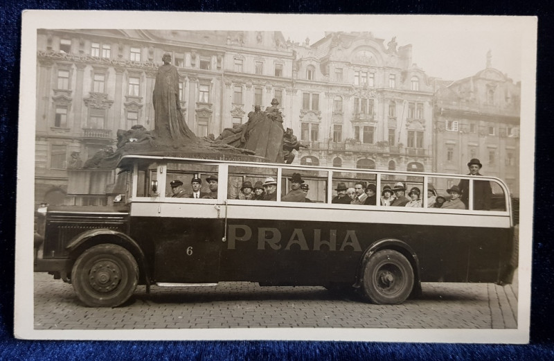 PRAGA , INSTANTANEU CU AUTOBUZ DE TRANSPORT URBAN , FOTOGRAFIE TIP CARTE POSTALA , 1930