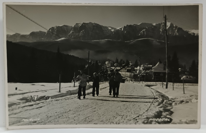 PREDEAL , GRUP DE SCHIORI PE DRUM , IN PLAN INDEPARTAT MUNTII BUCEGI , FOTOGRAFIE FORMAT CARTE POSTALA , 1943