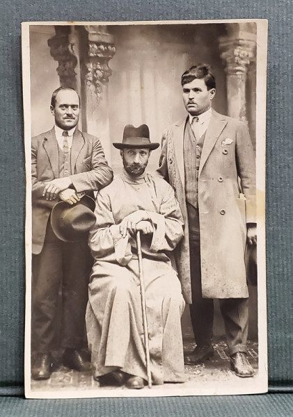 PREOT SI DOI MIRENI , FOTOGRAFIE DE GRUP , TIP CARTE POSTALA , INTERBELICA