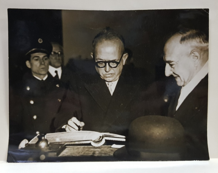 PRESEDINTELE FRANTEI VINCENT AURIOL SI LEON BLUM , SEMNAND IN CARTEA DE ONOARE , FOTOGRAFIE MONOCROMA, PE HARTIE LUCIOASA , ANII '40