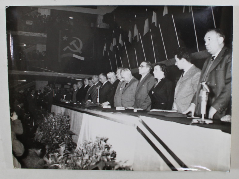 PREZIDIUL CONGRESULUI AL VIII - LEA AL P.C.I , LA INTONAREA IMNULUI , ROMA , FOTOGRAFIE DE PRESA , 1956