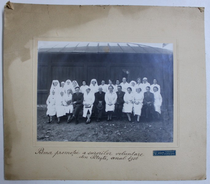 PRIMA PROMOTIE A SURORILOR VOLUNTARE DIN PITESTI , FOTOGRAFIE DE GRUP , ATELIERUL A . HORN -  PITESTI , DATATA 1936