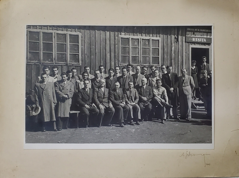 PRIMA SERIE DE SOFERI AI SCOLII DE CONDUCATOR AUTO , RESITA , FOTOGRAFIE DE GRUP , 1949