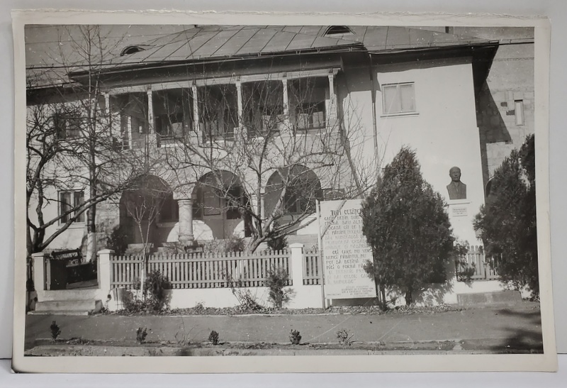 PRIMARIA COMUNEI SOVEJA SI BUSTUL LUI SIMION MEHEDINTI , FOTOGRAFIE , ANII ' 80