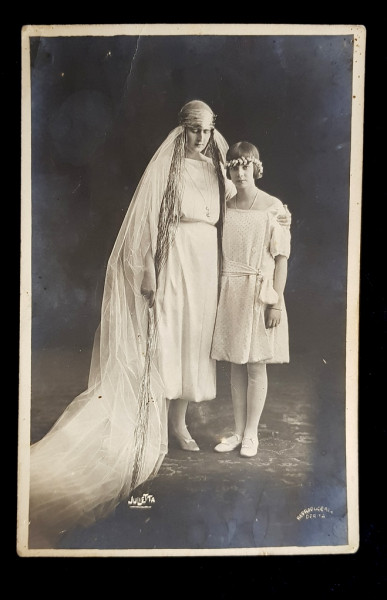 PRINCIPESELE ELISABETA si ILEANA ,  FOTOGRAFIE TIP CARTE POSTALA , SEMNATA JULIETTA , NECIRCULATA