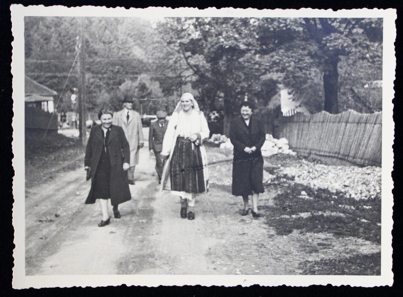 PRINTESA ILEANA A ROMANIEI , INCADRATA DE DOUA DOAMNE , FOTOGRAFIE STUDIO FOTO - BAVARIA BUCURESTI , MONOCROMA , PE HARTIE CRETATA  , PERIOADA INTERBELICA