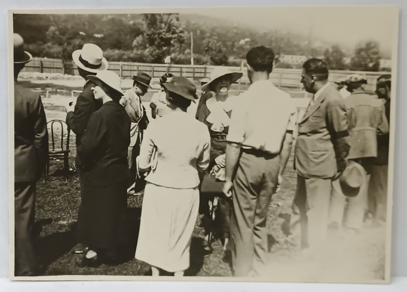 PRINTESA MARTHA BIBESCU CU JABOU SI PALARIE ALBA , LA  COMARNIC LA UN MITING AVIATIC DE ZIUA EROILOR , FOTOGRAFIE , INTERBELICA