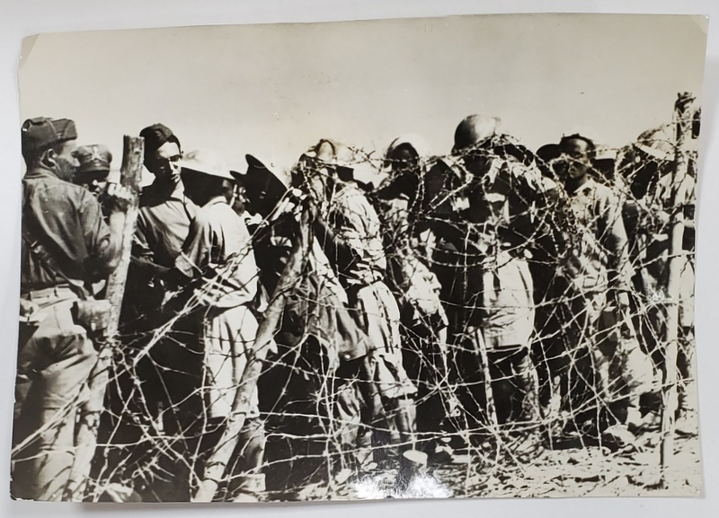 PRIZONIERI BRITANICI IN LAGAR , PE FRONTUL DIN AFRICA , FOTOGRAFIE DE PRESA , 3 IULIE  1942