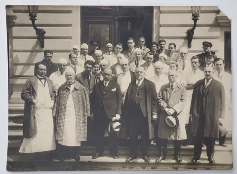 PROFESORUL DR. FICHERA , PROFESORUL DR. C. DANIEL SI ALTI DOCTORI , IN FATA SPITALULUI COLTEA , 1933