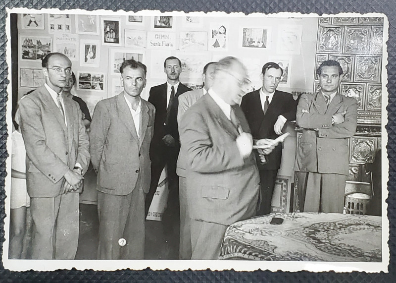 PROFESORUL TOMESCU VORBIND LA O EXPOZTIE A O.T.P. R. CRAIOVA , FOTOGRAFIE , IUNIE 1945