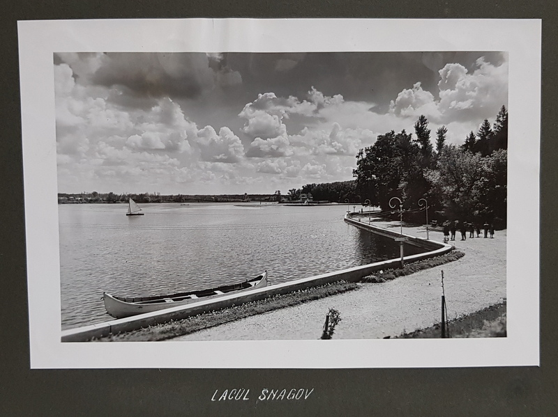 PROMENADA PE MALUL LACULUI SNAGOV , FOTOGRAFIE INTERBELICA , MONOCROMA, PRINSA PE CARTON , PERIOADA INTERBELICA