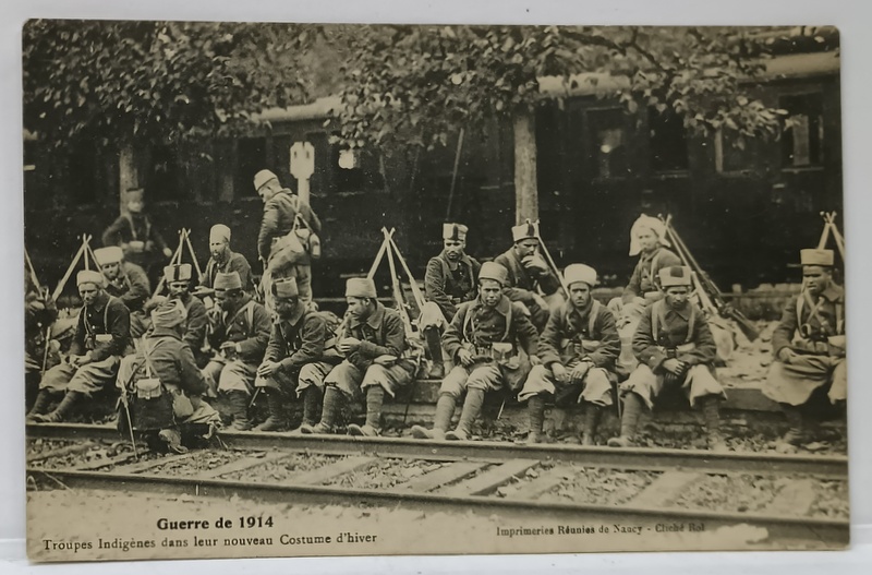 RAZBOIUL DIN 1914 , TRUPE INDIGENE IN NOUA UNIFROMA DE IARNA , PE MARGINEA CAII FERATE , CARTE POSTALA , PERIOADA  PRIMULUI RAZBOI MONDIAL