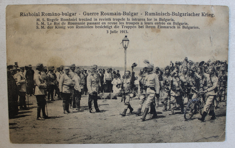 RAZBOIUL ROMANO - BULGAR  - M.S. REGELE ROMANIEI TRECAND IN REVISTA TRUPELE LA INTRAREA LOR IN BULGARIA , FOTOGRAFIE TIP CARTE POSTALA , MONOCROMA , CIRCULATA , TEXT IN ROMANA  - FRANCEZA  - GERMANA , INCEPUT DE SECOL XX