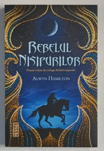 REBELUL NISIPURILOR , PRIMUL VOLUM DIN TRILOGIA ' REBELUL NISIPURILOR ' de ALWYN HAMILTON , 2018