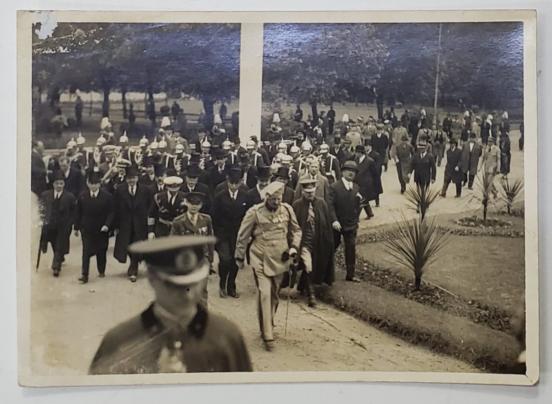 REGELE CAROL II , PRINCEPELE MIHAI , PRIMARUL CAPITALEI  A. DONESCU , OFICIALITATI SI CORPUL DE GARDA , FOTOGRAFIE ,  LA 9 MAI 1935, LUNA BUCURESTILOR , PARCUL CAROL
