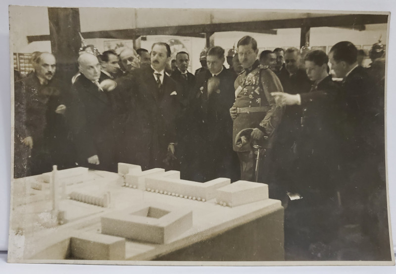 REGELE CAROL II , PRINCIPELE MIHAI  , OFICIALITATI , LA PREZENTARE  UNEI MACHETE DE SISTEMATIZARE URBANA , IN CADRUL '' LUNEI BUCURESTIULUI '' , FOTOGRAFIE , 9 MAI 1935