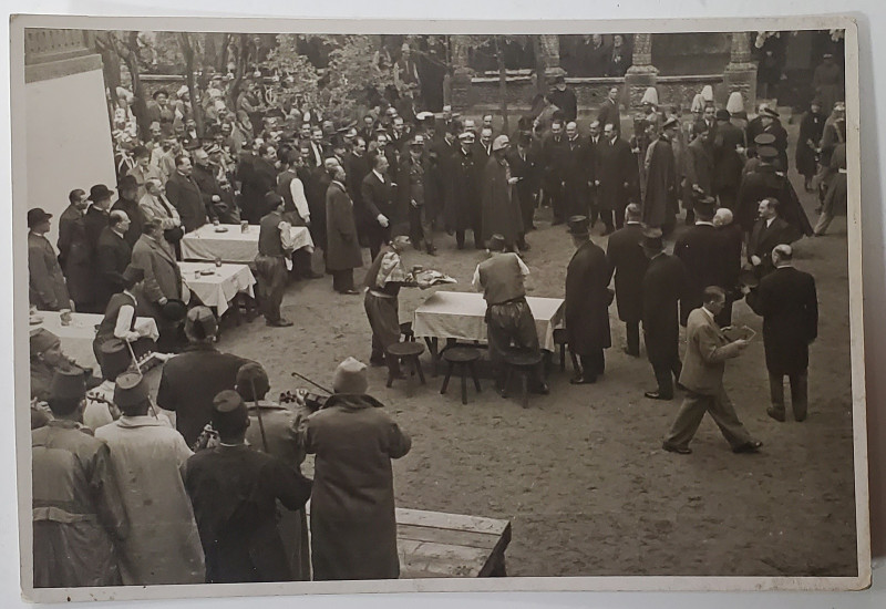REGELE CAROL II , PRINTUL NICOLAE , PRINCIPELE MIHAI LA SERBARILE '' LUNEI BUCURESTIULUI '' IN PARCUL CAROL , 9 MAI 1935 , FOTOGRAFIE DE PRESA
