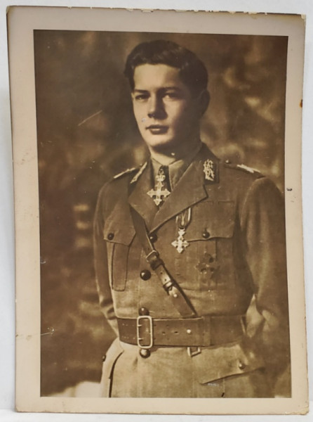 REGELE MIHAI I AL ROMANIEI IN UNIFORMA MILITARA , CU DECORATII PE PIEPT , FARA CHIPIU , FOTOGRAFIE , PERIOADA  INTERBELICA