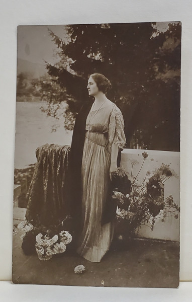 REGINA ELISABETA A GRECIEI , POZAND IN NATURA , FOTOGRAFIE TIP CARTE POSTALA , DATATA 1921