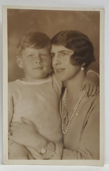 REGINA MAMA ELENA A ROMANIEI SI PRINCIPELE MIHAI  COPIL , FOTO GUGGENBERGER MAIROVITS , SIBIU,  FOTOGRAFIE TIP CARTE POSTALA , SFARSITUL ANILOR ' 20