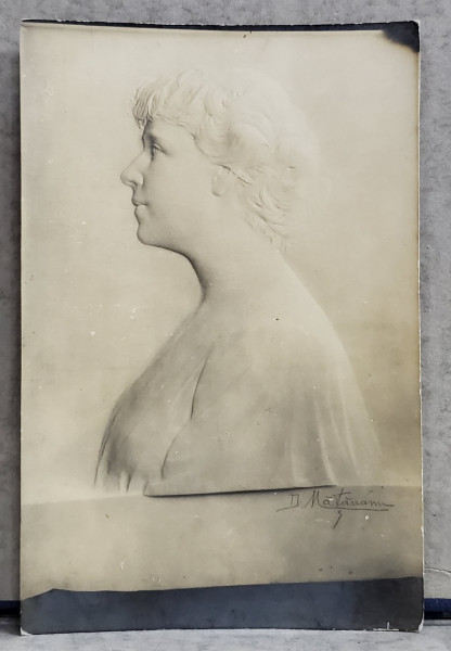 REGINA MARIA A ROMANIEI , BASORELIEF de SCULPTORUL D. MATAOANU, FOTOGRAFIE TIP CARTE POSTALA , INTERBELICA