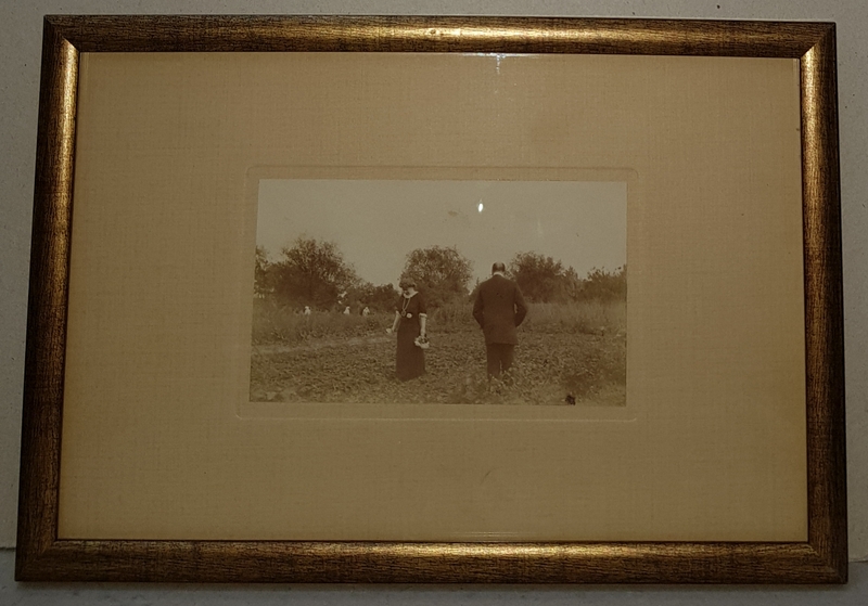REGINA MARIA A ROMANIEI , IMPREUNA CU ALEXANDRU MARGHILOMAN SI SOTIA , POZAND IN GRADINA VILEI ALBATROS  - BUZAU , FOTOGRAFIE CU PASPARTU  , INRAMATA , PERIOADA INTERBELICA