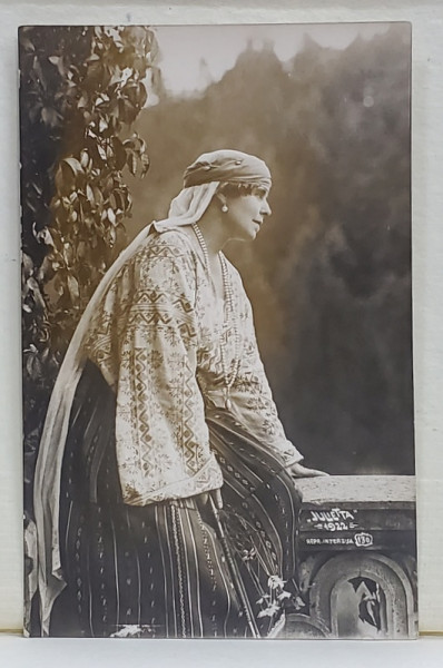 REGINA MARIA  A ROMANIEI , IN COSTUM POPULAR , LA BRAN , FOTOGRAFIE TIP CARTE POSTALA , STUDIO JULIETTA , 1922