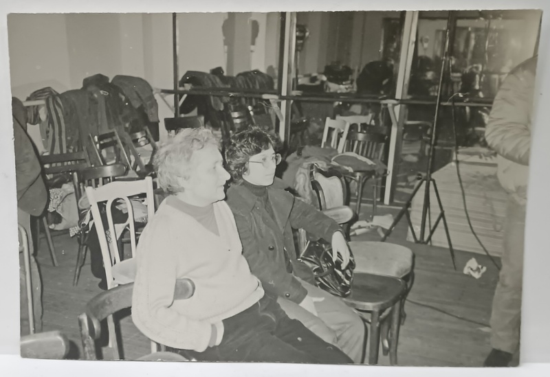 REGIZORII IRINA NICULESCU si MIHAI DIMIU , FOTOGRAFIE IN INTERIOR , 1981