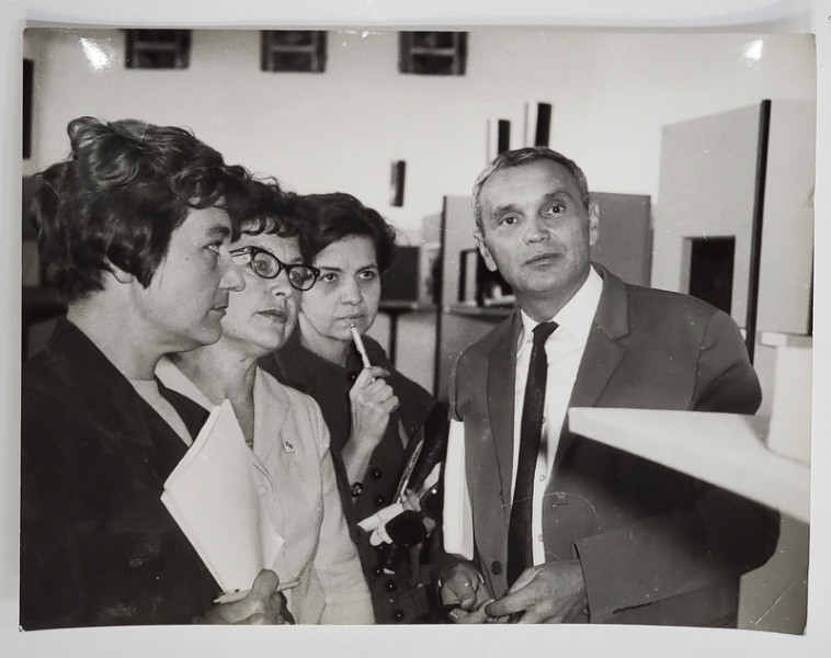 REGIZORUL RUS YURI KORDONSKI IN VIZITA LA STUDIOURILE CINEMATOGRAFICE DIN PRAGA , ANII  '70 , FOTOGRAFIE *