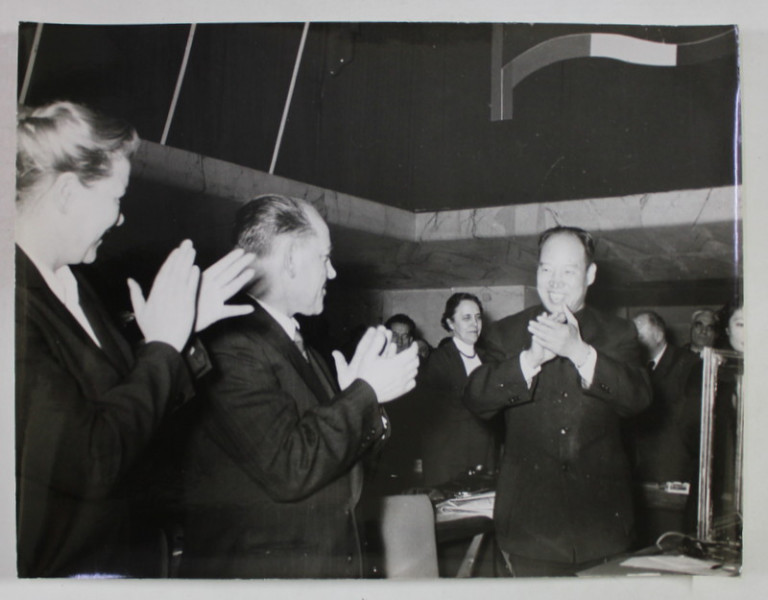 REPREZENTANTUL CHINEI APLAUDAT DE DELEGATIA U.R.S.S. LA CONGRESUL AL VIII - LEA AL P.C.I. , FOTOGRAFIE DE PRESA , ROMA , 1956