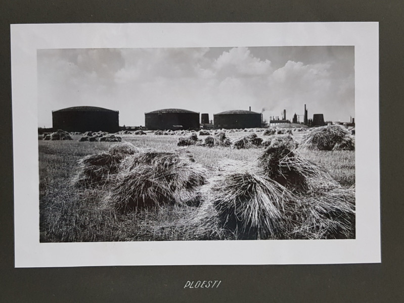 REZERVOARE DE PETROL  LA RAFINARIA PLOIESTI , FOTOGRAFIE MONOCROMA, PE HARTIE LUCIOASA , PRINSA PE CARTON , PERIOADA INTERBELICA