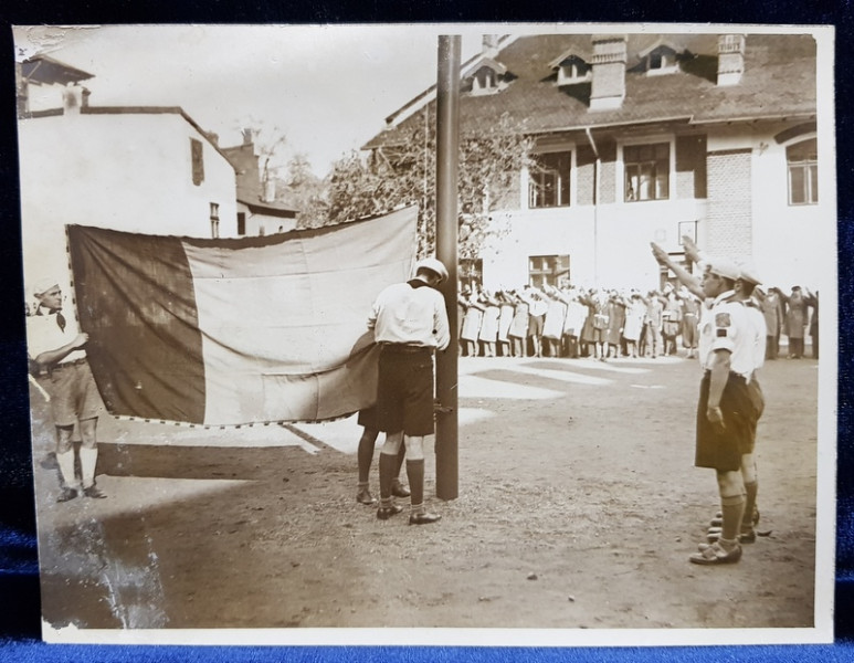 RIDICAREA PAVILIONULUI STRAJERESC LA COMEMORAREA PATRONULUI LICEULUI DIMITRIE CANTEMIR DIN BUCURESTI  , FOTOGRAFIE DE IOSIF BERMAN, PERIOADA INTERBELICA