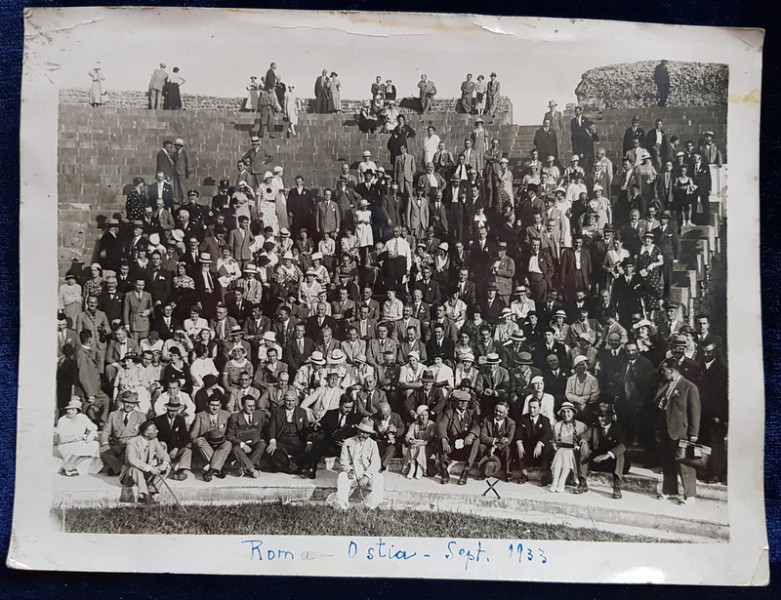 ROMA  - OSTIA , FOTOGRAFIE DE GRUP IN AMFITEATRUL ROMAN , MONOCROMA PE HARTIE LUCIOASA , DATATA 1933 , ONDULATA SI CU SEMNE DE UZURA *