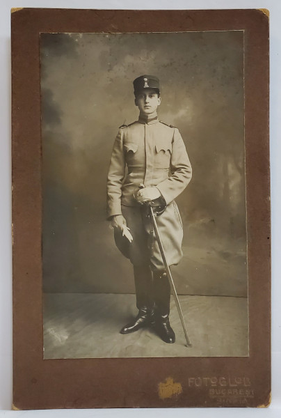 ROMANIA , TANAR CAVALERIST  IN UNIFORMA MILITARA , CU SABIE , FOTOGLOB BUCURESTI , FOTOGRAFIE CABINET , CCA. 1900