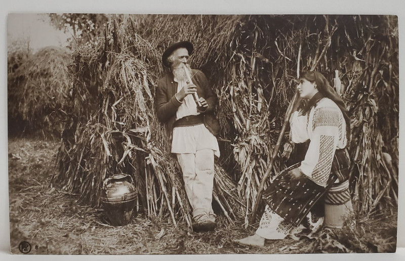 ROMANIA , TANARA ASCULTAND UN BATRAN CARE CANTA LA FLUIER , COLECTIA A. BELLU , CARTE POSTALA ILUSTRATA , INTERBELICA