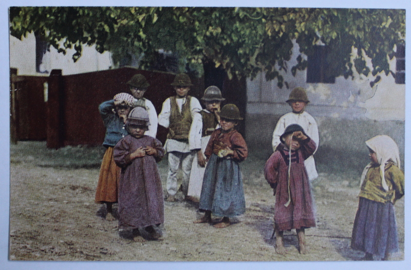 RUMANISCHE DORFJUGEND ( GRUP DE COPII DE LA TARA ) , FOTOGRAFIE TIP CARTE POSTALA , POLICROMA, NECIRCULATA , PERIOADA INTERBELICA