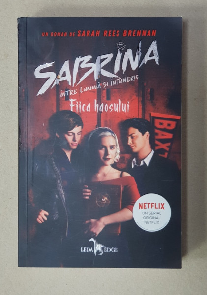 SABRINA FIICA HAOSULUI - INTRE LUMINA SI INTUNERIC de DARAH REES BRENNAN , 2021